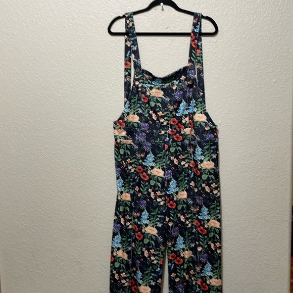 Women's Floral Bibbed Overalls. Very Cool And Good Condition. Size 2 X. - Picture 1 of 14